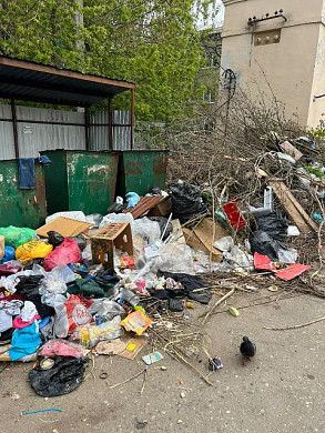 Около детского сада в Иванове расположилась ничейная мусорка